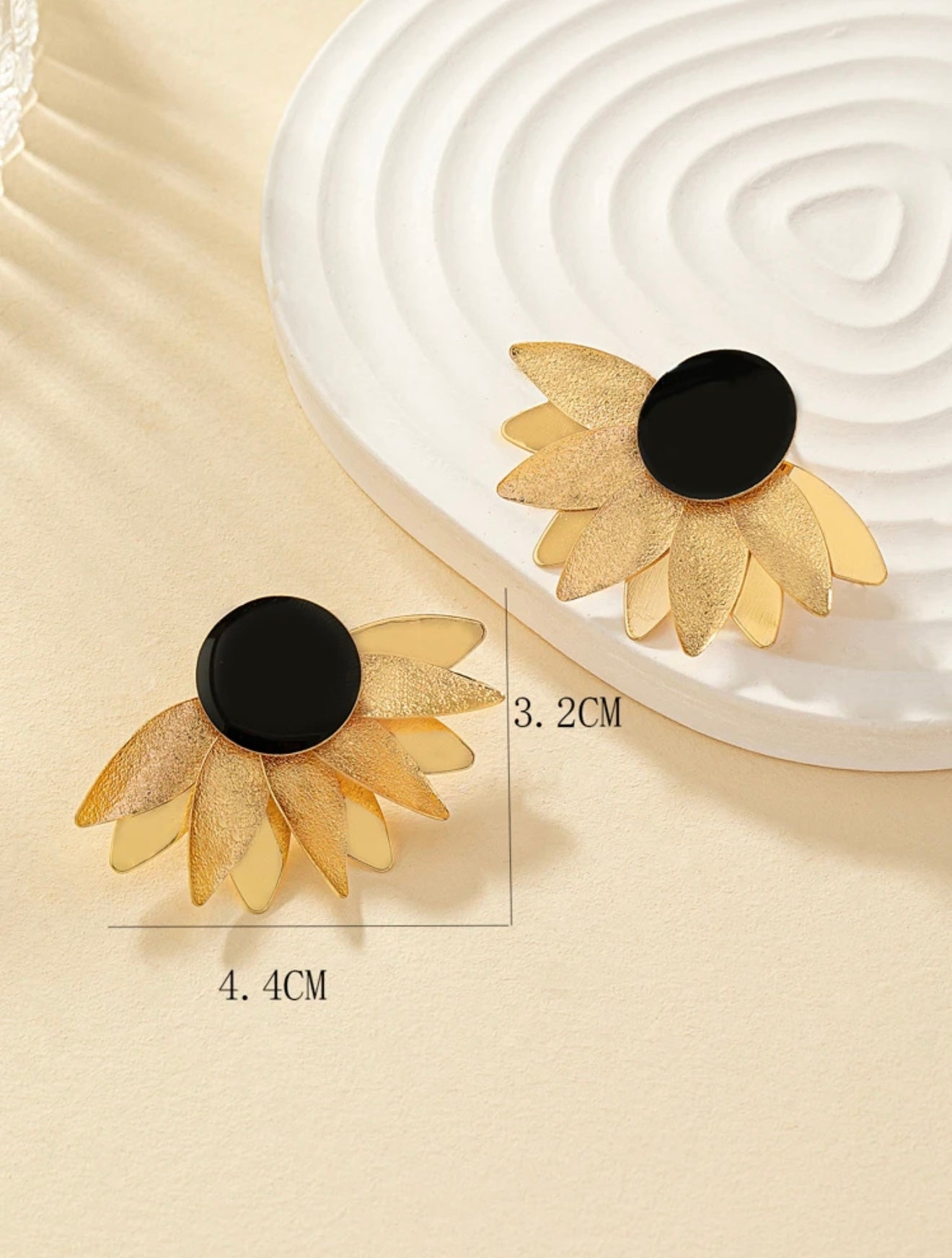 FLOWER STUDD EARRINGS