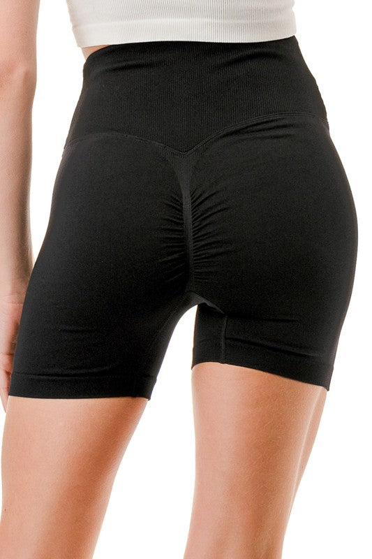 Gerippte Shorts mit V-Taille