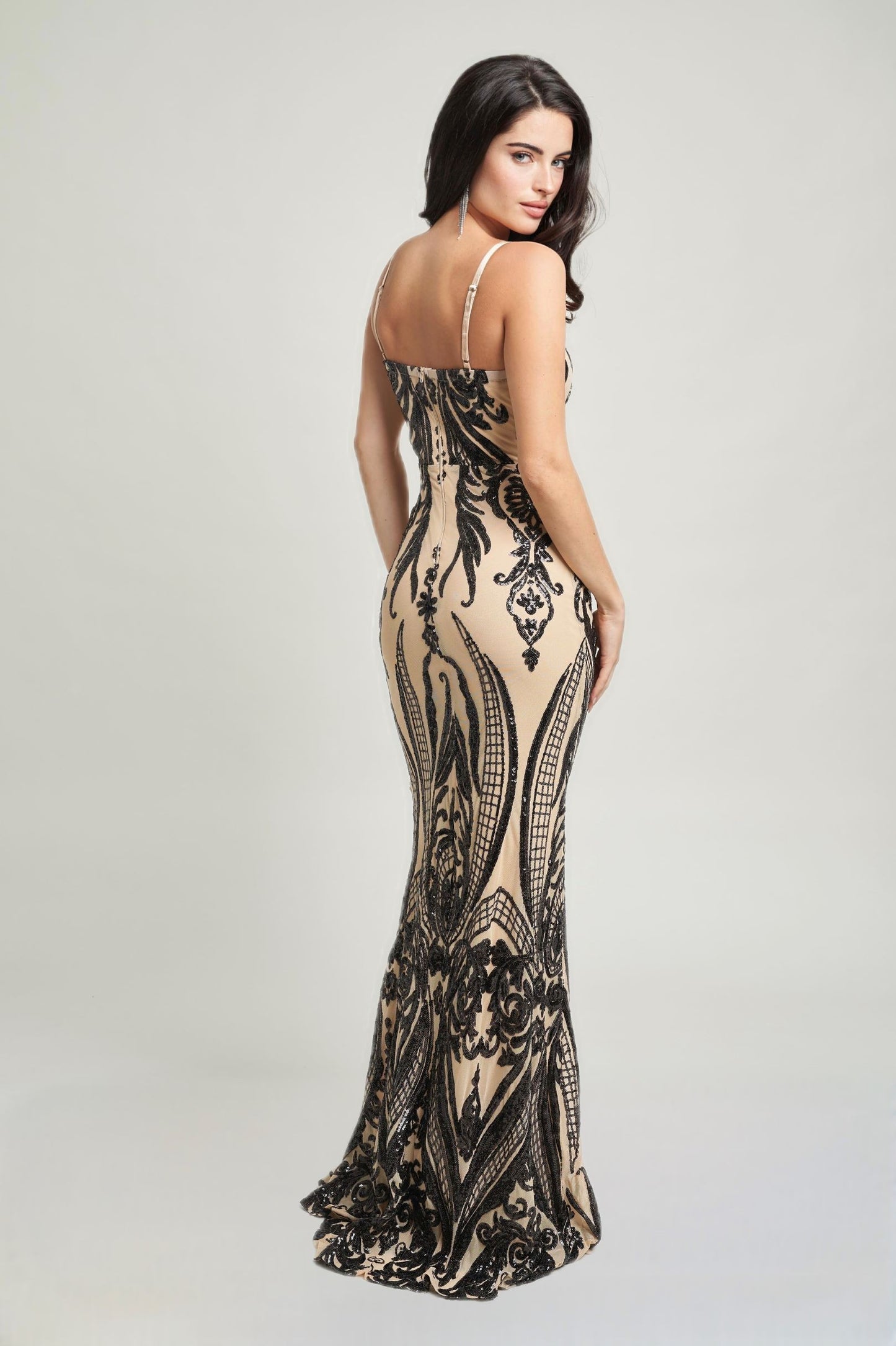 SPG STRAP SQUARE NRCK CONTRAST SEQUINS MESH MAXI DRESS