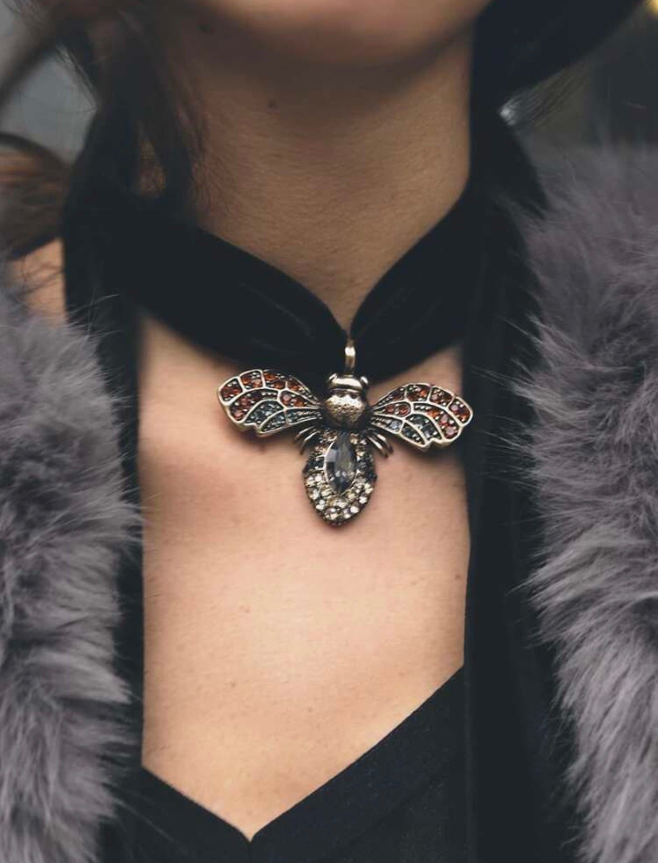 VELVET LONG ALLOY BEE ANT PENDANT NECKLACE