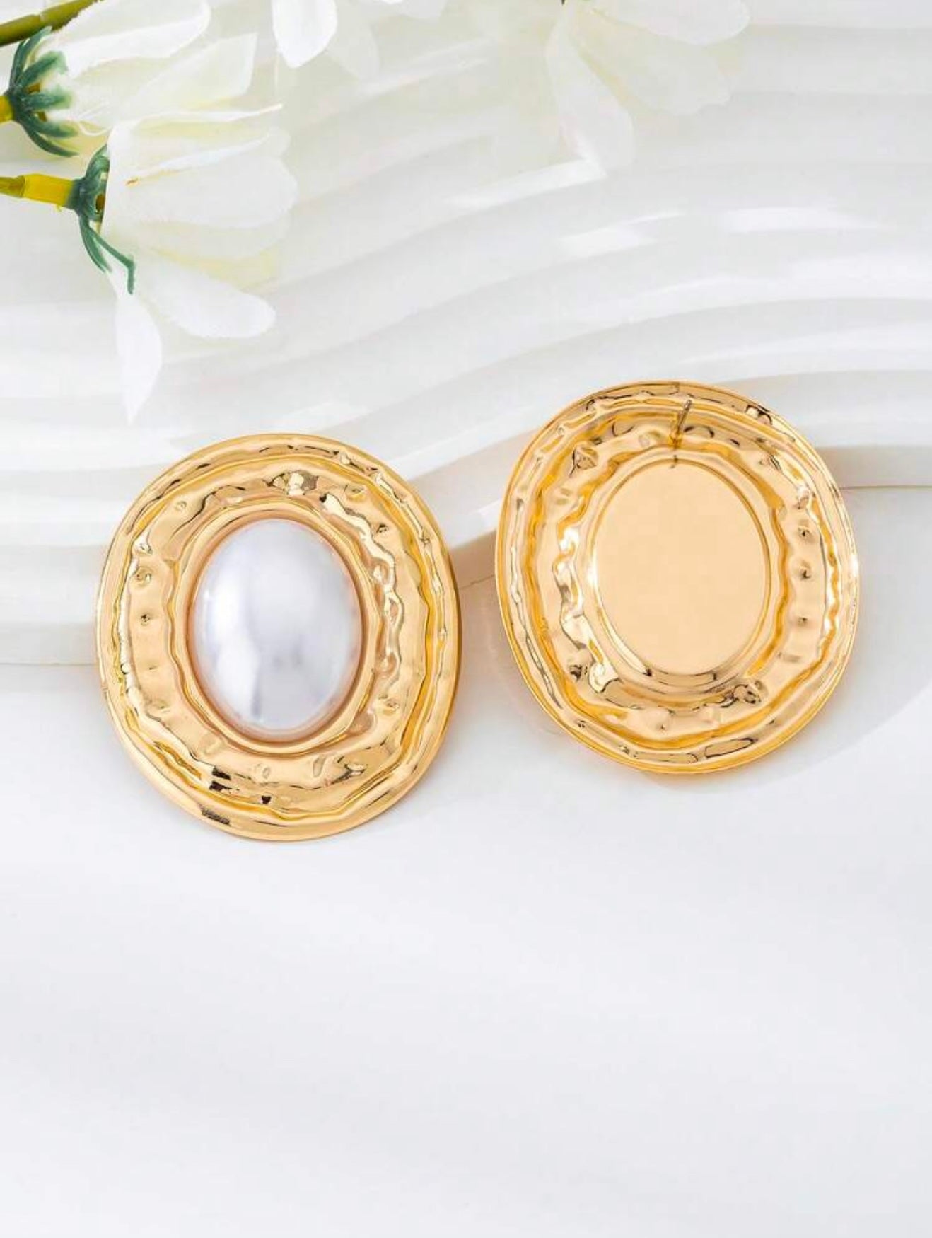 GEOMETRIC OVAL PEARL GOLD EARRINGS