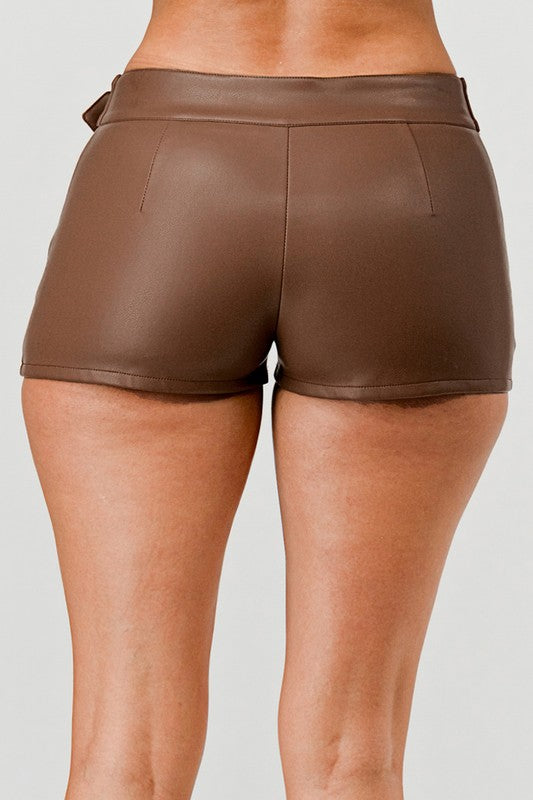 STRETCHED FAUX LEATHER SHORTS