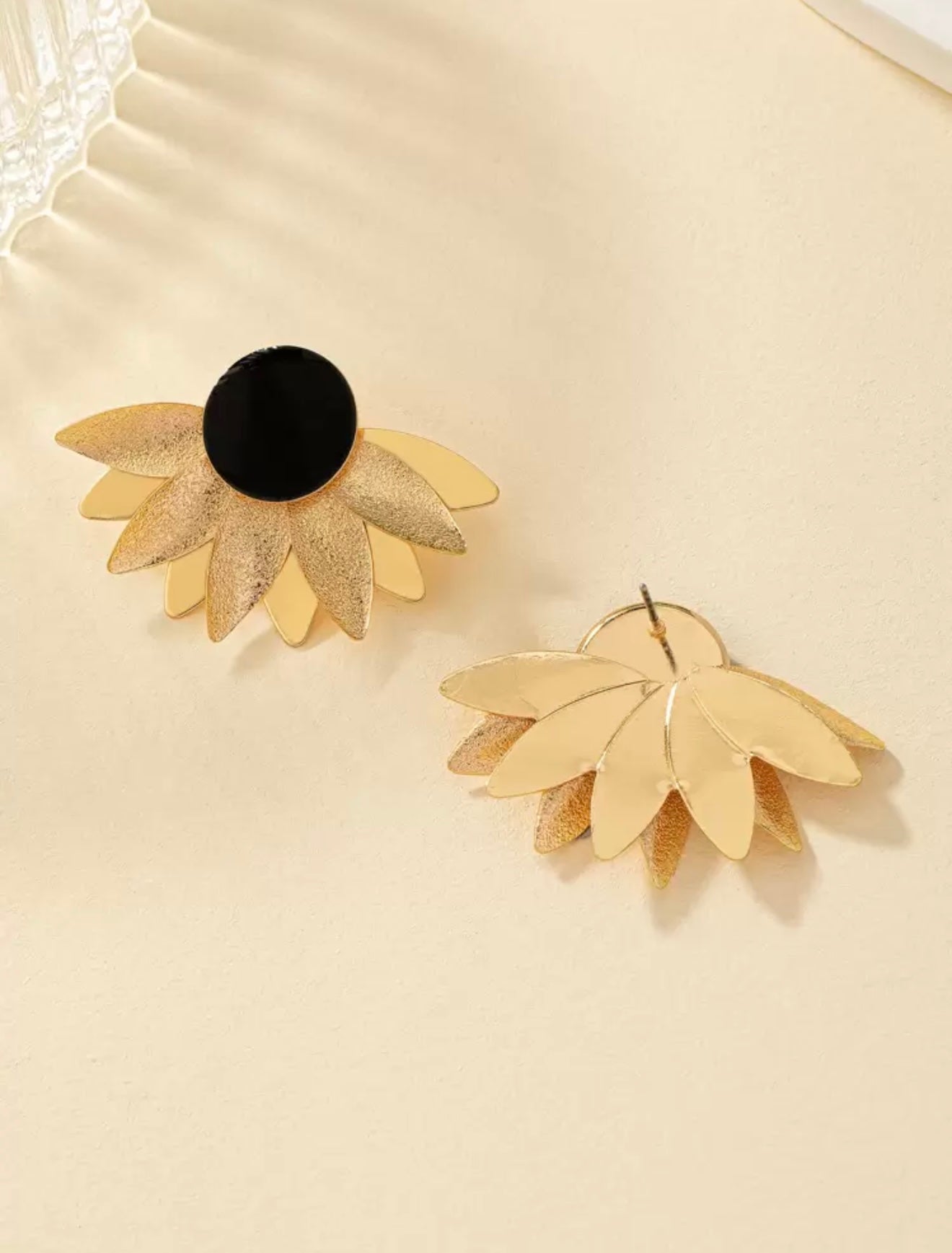 FLOWER STUDD EARRINGS