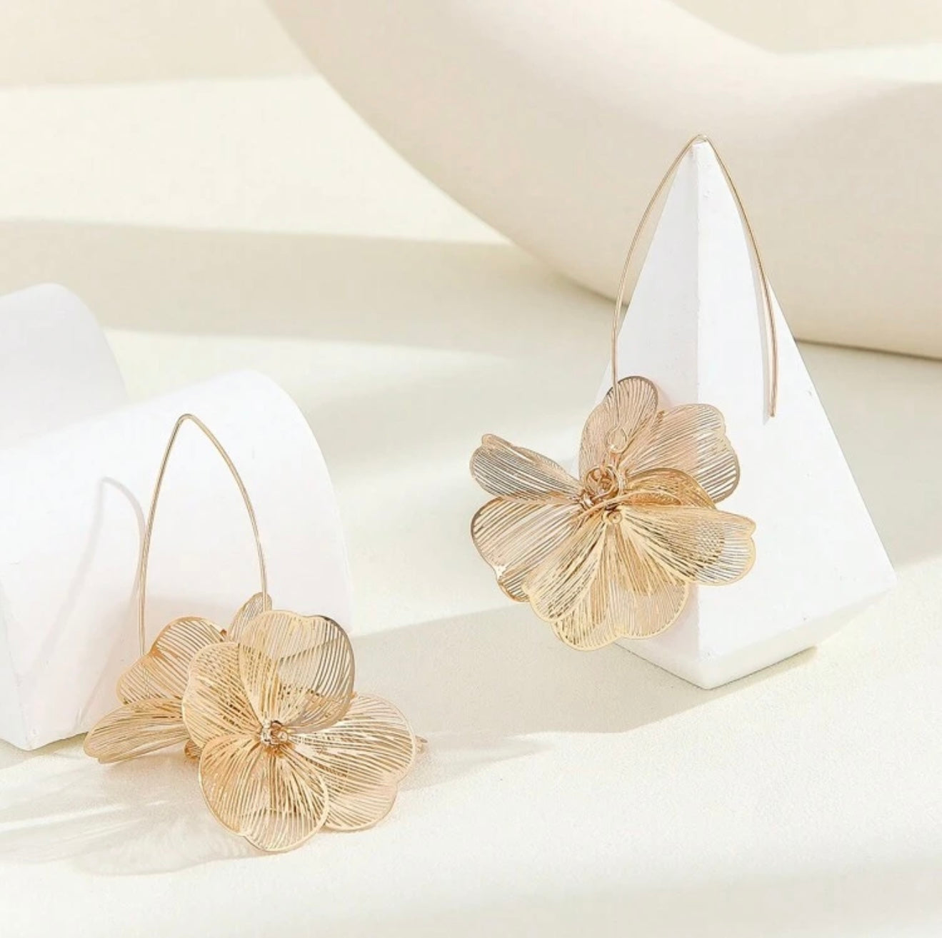 1 PAIR FLOWER FRENCH HOOK EARRINGS