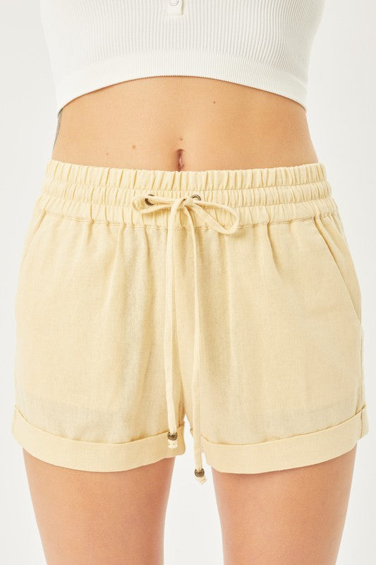 MID RISE SMOCKED DRAWSTRING LINEN SHORTS