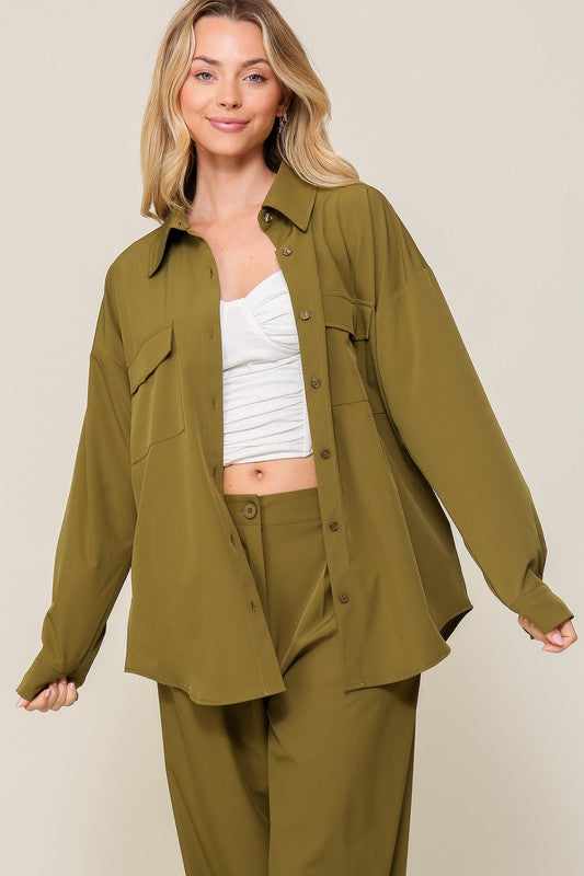 OVERSIZED OBERTEIL MIT BUTTON-DOWN-KRAGEN