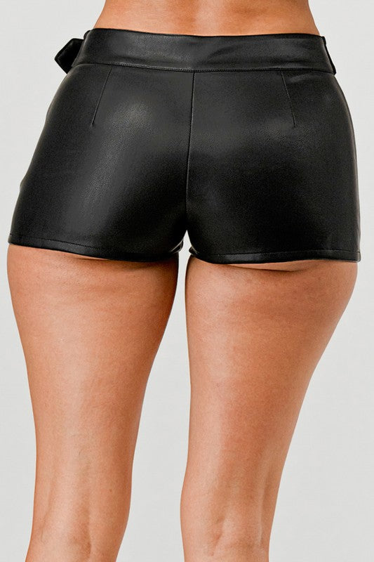 STRETCHED FAUX LEATHER SHORTS