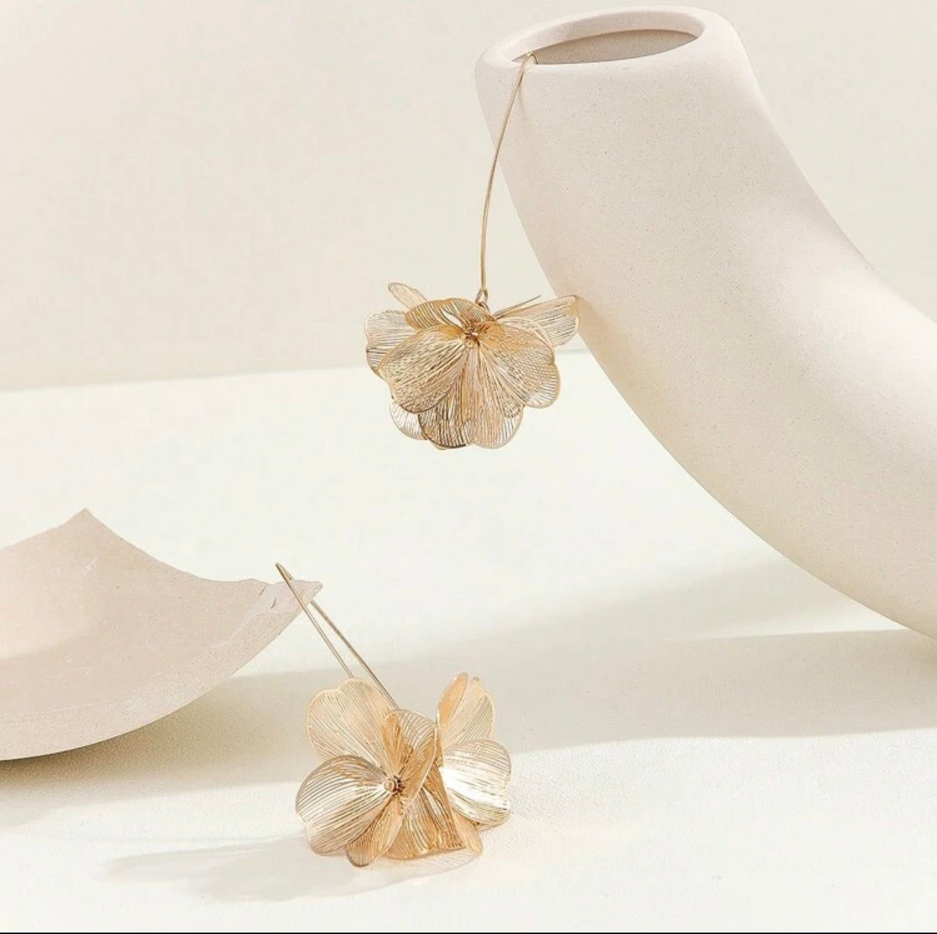 1 PAIR FLOWER FRENCH HOOK EARRINGS