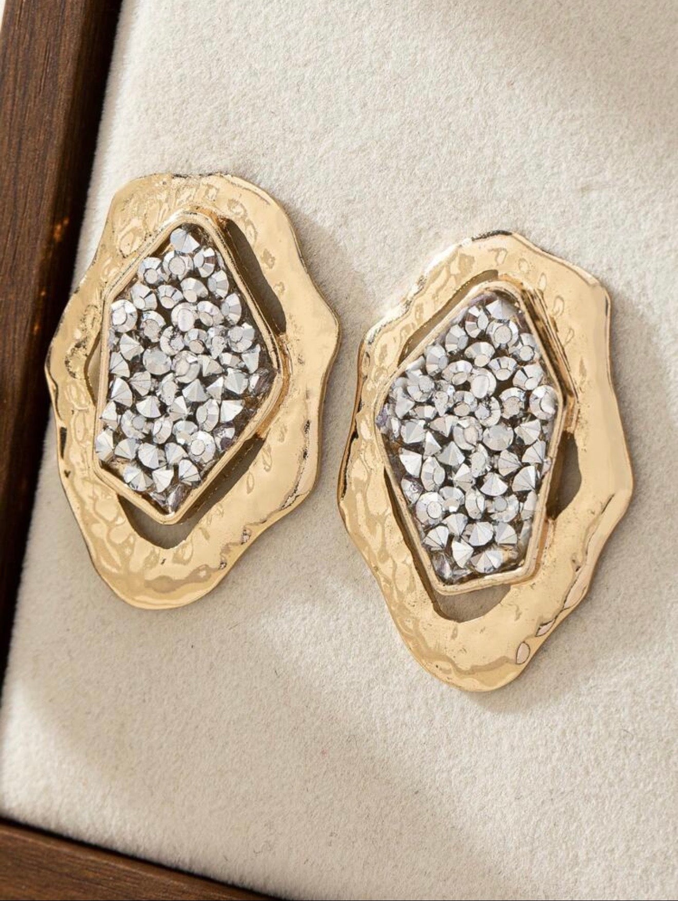 OVERSIZED GEOMETRIC STUD EARRINGS