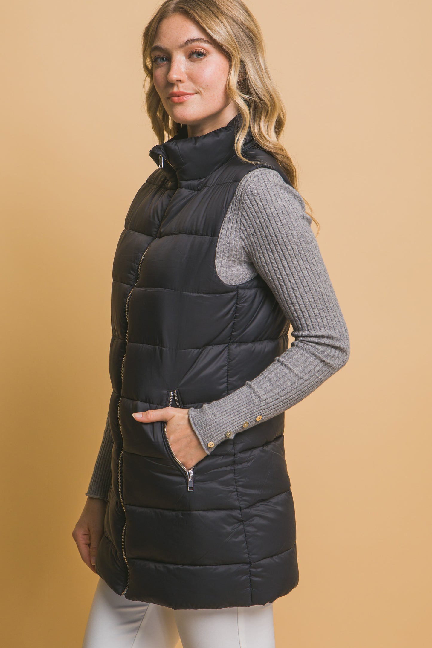 SLEEVLESS PUFFER VVEST WITH POCKETS