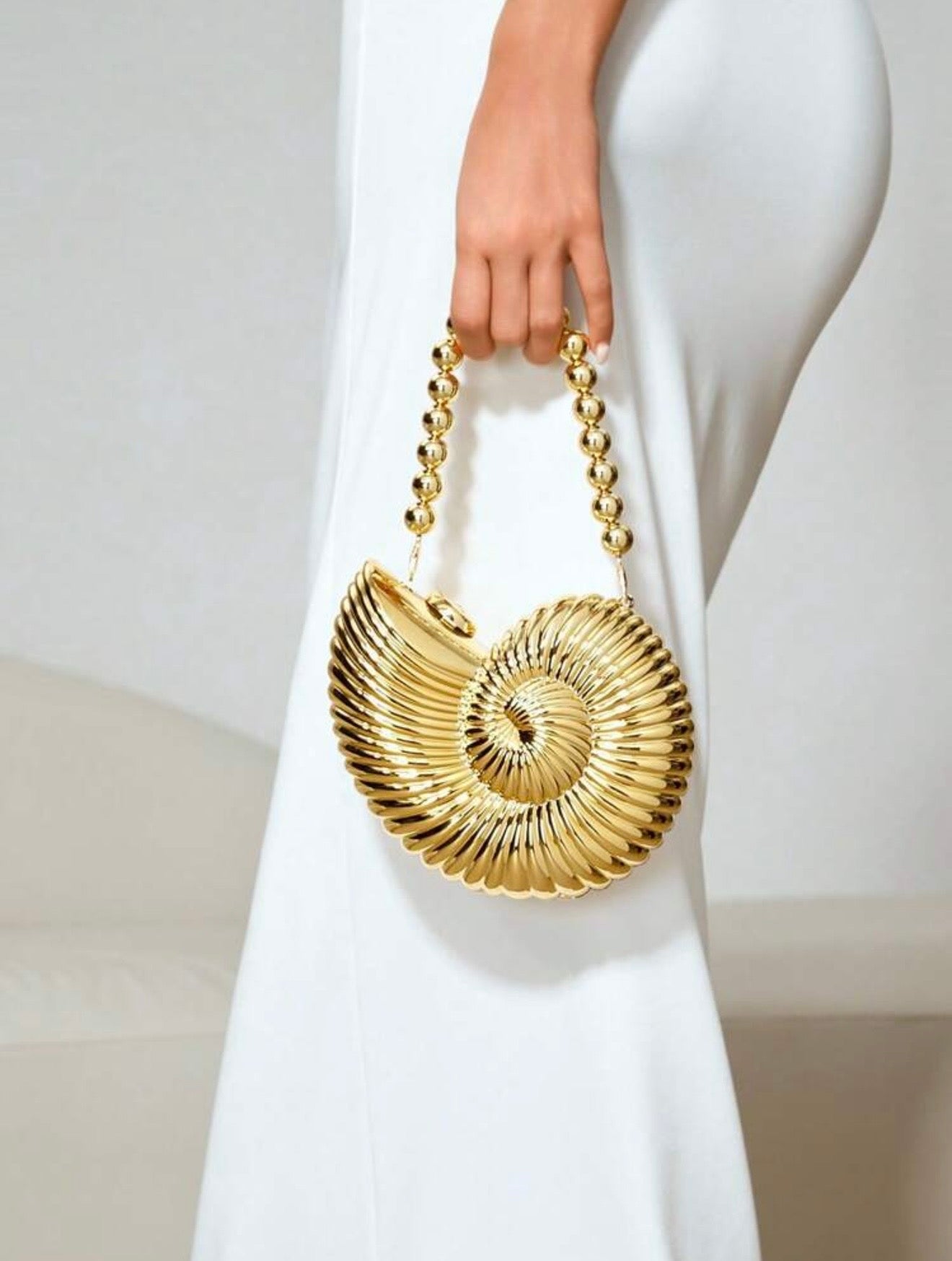 GOLDEN CONCH SHAPED EVENING CLUTCH BAG