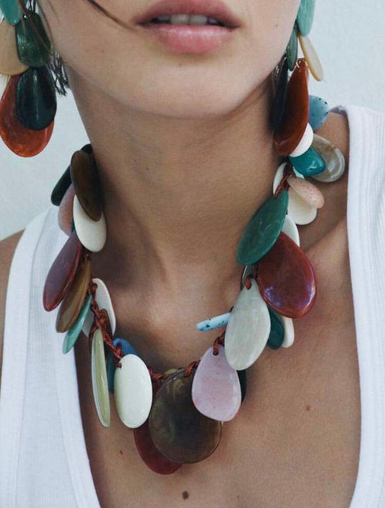 COLORED PETAL NECKLACE