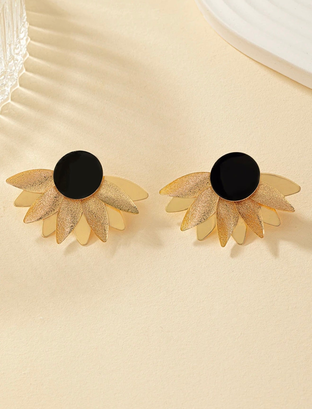 FLOWER STUDD EARRINGS