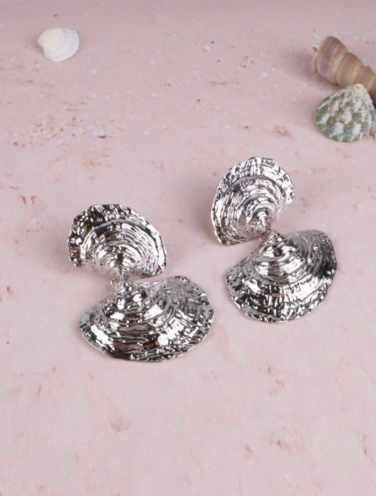 VINTAGE METAL SEASHELL EARRINGS