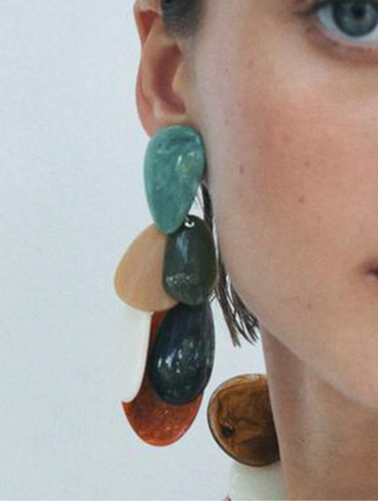 IRREGULAR RESIGN EARRINGS